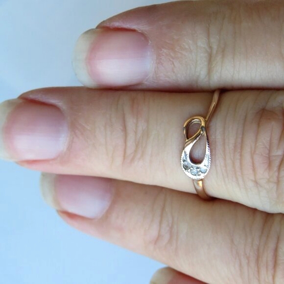 Elegant Twisted 14K Rose Gold CZ Ring. Size 7.25 - Picture 13 of 15